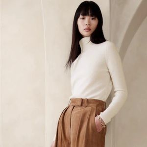 Banana Republic 100% Cashmere lightweight Turtleneck Sweater